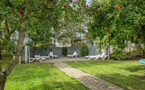 Tilla - 600M from the Sea: Azul, Arbusto, Cabaña, Cobertura Del Suelo, Jardín, Inmuebles, Sombra, Paisajismo, Casa De Campo, Eco Hotel