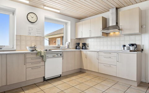 Stefania - 700M from the Sea: Cocina, Mostrador, Aparato De Cocina, Gabinetes, Piso, Electrodoméstico, Diseño De Interiores, Suelo, Madera, Mueble
