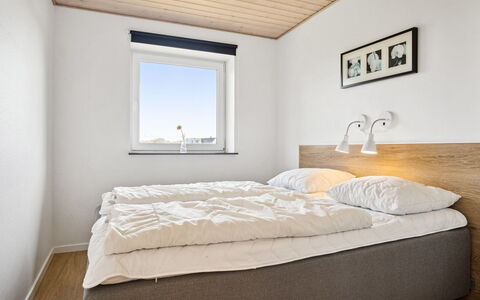 Stefania - 700M from the Sea: Cama, Habitación, Madera, Lecho, Sábana, Diseño De Interiores, Suelo, Techo, Piso, Marco De La Cama