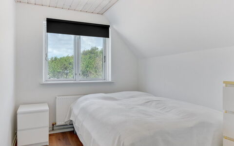Iina - 13Km from the Sea: Diseño De Interiores, Habitación, Cama, Techo, Madera, Piso, Suelo, Lecho, Sábana, Mueble