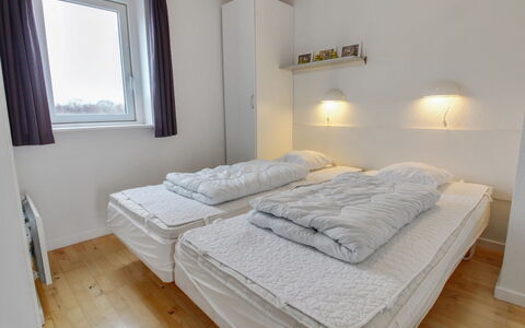 Arngerus: Cama, Habitación, Pared, Lecho, Sábana, Madera, Suelo, Diseño De Interiores, Techo, Piso
