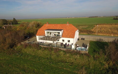 Ammy - 7.5Km from the Sea: Barrio Residencial, Techo, Suburbio, Entrada De Coches, Inmuebles, Tubo De Lámpara