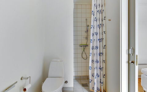 Sofija: Arreglo De Tubería, Piso, Baño, Suelo, Diseño De Interiores, Baño, Plomería, Asiento Del Baño, Grifo, Loseta