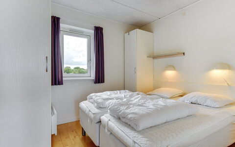 Sofija: Habitación, Cama, Sábana, Lecho, Techo, Suelo, Marco De La Cama, Colchón, Dormitorio, Hotel