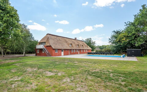 Alitta - 27Km from the Sea: Techo, Casa, El Terreno Del Lote, Casa, Cabaña, Inmuebles, Edificios Del Jardín, Sombra, Cuarto De Troncos, Paisajismo