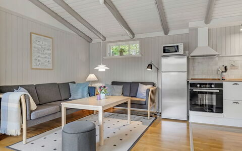 Saima - 25Km from the Sea: Piso, Madera, Mueble, Diseño De Interiores, Suelo, Habitación, Sofá, Sala, Techo, Suelos De Madera