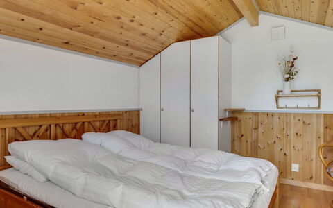 Saima - 25Km from the Sea: Mueble, Madera, Diseño De Interiores, Techo, Cama, Habitación, Piso, Suelo, Habitación, Linos