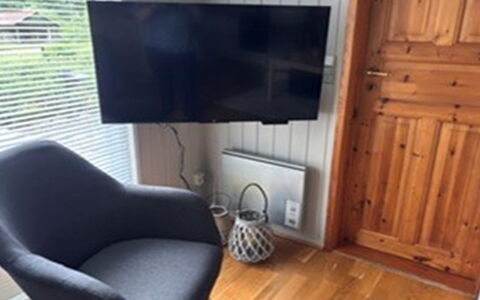 Saima - 25Km from the Sea: Mueble, Diseño De Interiores, Piso, Madera, Suelo, Sala, Dispositivo Electronico, Encendiendo, Televisión, Casa