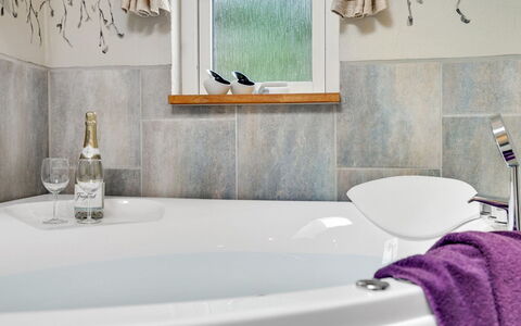Aletta - 25Km from the Sea: Arreglo De Tubería, Diseño De Interiores, Piso, Baño, Grifo, Plomería, Suelo, Loseta, Bañera, Lavabo