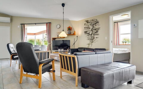 Aletta - 25Km from the Sea: Mueble, Diseño De Interiores, Piso, Madera, Suelo, Sofá, Sala, Habitación, Techo, Silla