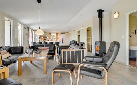 Aletta - 25Km from the Sea: Mueble, Diseño De Interiores, Piso, Madera, Techo, Suelo, Habitación, Silla, Sofá, Sala
