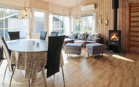 Edy - 25Km from the Sea: Mueble, Piso, Diseño De Interiores, Madera, Suelos De Madera, Suelo, Techo, Sala, Casa, Suelo Laminado