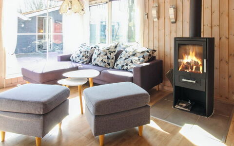 Edy - 25Km from the Sea: Mueble, Piso, Madera, Suelo, Diseño De Interiores, Hogar, Sala, Suelos De Madera, Estufa De Leña, Manchas De Madera