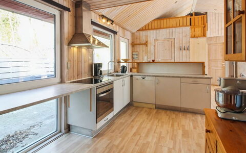 Edy - 25Km from the Sea: Madera, Cocina, Techo, Mostrador, Casa, Diseño De Interiores, Lámpara, Habitación, Aparato De Cocina, Manchas De Madera