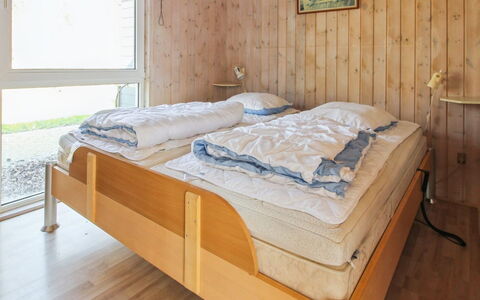 Edy - 25Km from the Sea: Cama, Habitación, Mueble, Sábana, Lecho, Suelo, Piso, Diseño De Interiores, Madera, Habitación