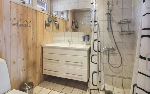 Edy - 25Km from the Sea: Piso, Arreglo De Tubería, Baño, Diseño De Interiores, Suelo, Madera, Lavabo, Lavabo Del Baño, Grifo, Plomería