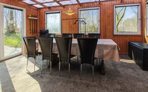 Edy - 25Km from the Sea: Madera, Mueble, Madera Dura, Manchas De Madera, Techo, Silla, Porche, Sombra, Vaso, Edificios Del Jardín