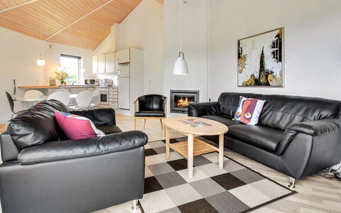 Jani - 25Km from the Sea: Sofá, Diseño De Interiores, Piso, Sala, Madera, Mueble, Suelo, Techo, Habitación