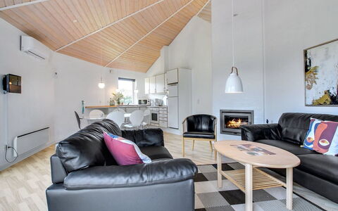 Jani - 25Km from the Sea: Diseño De Interiores, Mueble, Piso, Techo, Madera, Sofá, Sala, Suelo, Habitación, Encendiendo