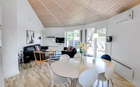 Jani - 25Km from the Sea: Diseño De Interiores, Piso, Mueble, Madera, Techo, Suelo, Suelos De Madera, Encendiendo, Sala, Silla