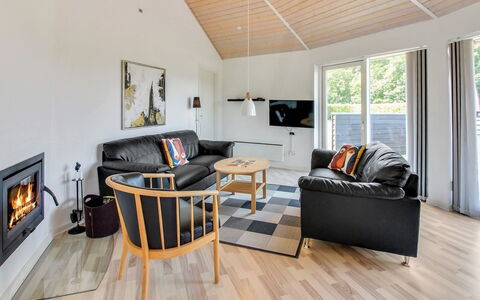 Jani - 25Km from the Sea: Madera, Diseño De Interiores, Piso, Sala, Techo, Suelo, Sofá, Mueble, Casa