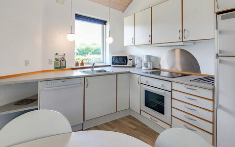 Jani - 25Km from the Sea: Diseño De Interiores, Piso, Cocina, Madera, Techo, Suelo, Mostrador, Lámpara, Aparato De Cocina, Encendiendo
