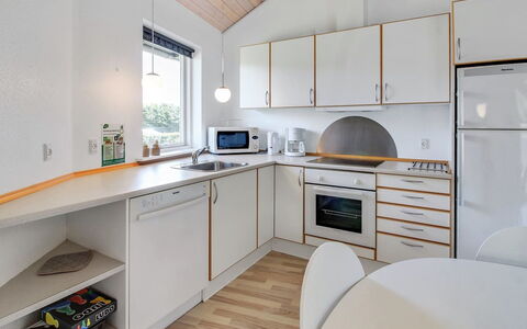 Jani - 25Km from the Sea: Diseño De Interiores, Madera, Techo, Piso, Suelo, Cocina, Habitación, Encendiendo, Mostrador, Casa