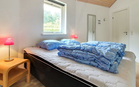 Jani - 25Km from the Sea: Cama, Habitación, Diseño De Interiores, Sábana, Madera, Techo, Suelo, Lecho, Piso, Habitación