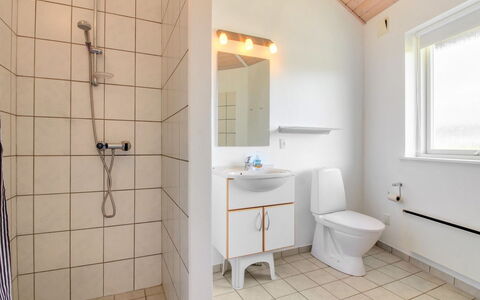 Jani - 25Km from the Sea: Arreglo De Tubería, Pared, Piso, Suelo, Madera, Diseño De Interiores, Lavabo Del Baño, Techo, Lavabo, Baño