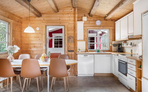 Rasmus - 29Km from the Sea: Madera, Cocina, Diseño De Interiores, Mueble, Techo, Casa, Mostrador, Piso, Cocina Y Comedor Mesa, Habitación