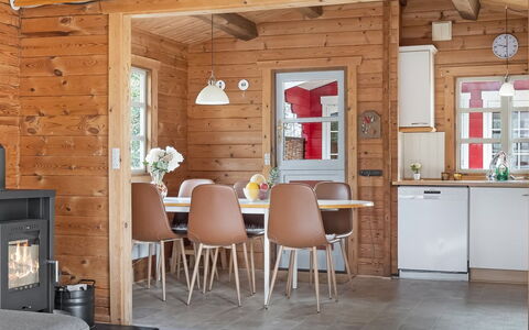 Rasmus - 29Km from the Sea: Mueble, Madera, Piso, Diseño De Interiores, Cocina, Suelo, Casa, Techo, Habitación, Puerta