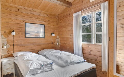 Rasmus - 29Km from the Sea: Madera, Casa, Cabaña, Cuarto De Troncos, Manchas De Madera, Madera Dura, Tablón, Habitación, Techo, Cama