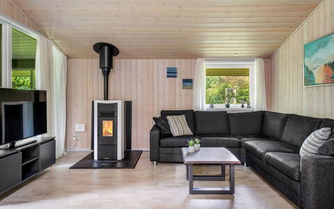 Jutta - 28Km from the Sea: Piso, Madera, Diseño De Interiores, Suelo, Suelos De Madera, Mueble, Sofá, Techo, Sala, Madera Dura