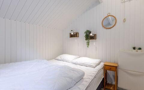 Swenki - 29Km from the Sea: Habitación, Pared, Madera, Cama, Suelo, Sábana, Diseño De Interiores, Lecho, Piso, Techo