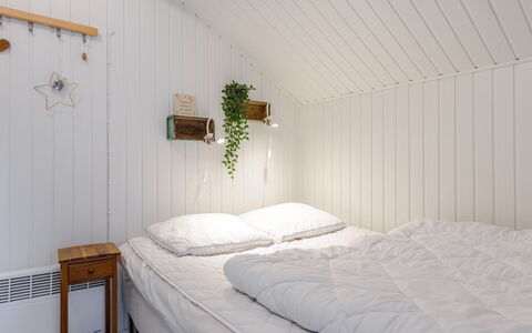 Swenki - 29Km from the Sea: Habitación, Cama, Madera, Lecho, Sábana, Diseño De Interiores, Suelo, Techo, Piso, Linos