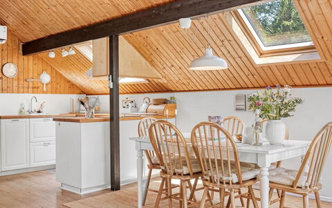 Hilla - 31Km from the Sea: Mueble, Diseño De Interiores, Madera, Piso, Techo, Lámpara, Cocina, Encendiendo, Suelo, Suelos De Madera
