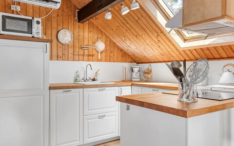 Hilla - 31Km from the Sea: Cocina, Madera, Diseño De Interiores, Piso, Gabinetes, Mostrador, Electrodoméstico, Mueble, Aparato De Cocina, Techo