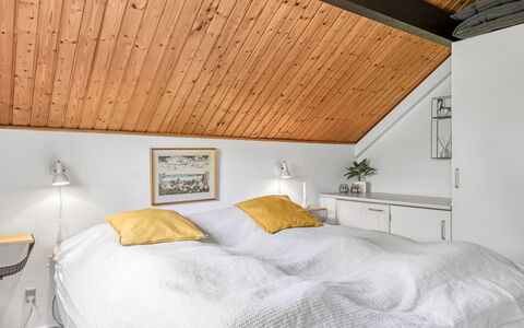 Hilla - 31Km from the Sea: Habitación, Diseño De Interiores, Cama, Mueble, Madera, Techo, Piso, Suelo, Encendiendo, Sábana