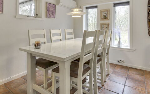 Josina - 32Km from the Sea: Mueble, Piso, Diseño De Interiores, Suelo, Madera, Comedor, Mesa, Cocina Y Comedor Mesa, Techo, Suelos De Madera