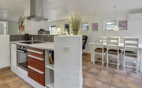 Josina - 32Km from the Sea: Piso, Diseño De Interiores, Suelo, Mueble, Madera, Techo, Electrodoméstico, Cocina, Mostrador, Habitación