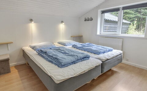 Josina - 32Km from the Sea: Habitación, Cama, Lecho, Sábana, Linos, Suelo, Marco De La Cama, Techo, Almohada, Colchón