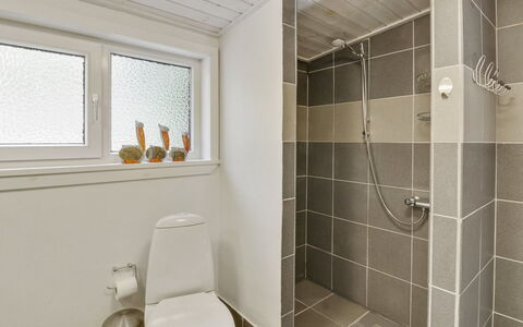 Josina - 32Km from the Sea: Piso, Pared, Arreglo De Tubería, Suelo, Baño, Diseño De Interiores, Baño, Techo, Asiento Del Baño, Plomería