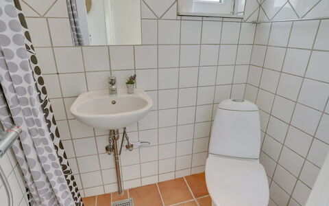 Øthi: Baño, Arreglo De Tubería, Asiento Del Baño, Piso, Suelo, Baño, Diseño De Interiores, Lavabo Del Baño, Plomería, Lavabo