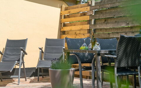 Øthi: Mueble, Mueble Para Exteriores, Silla, Maceta, Jardín, Mesa Al Aire Libre, Planta De Casa, Madera Dura, Patio, Manchas De Madera