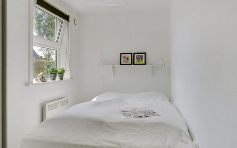 Øthi: Pared, Habitación, Cama, Diseño De Interiores, Piso, Suelo, Techo, Sábana, Lecho, Mueble