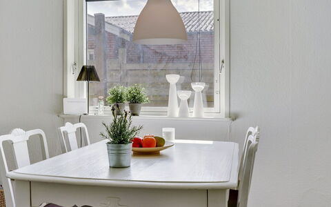 Øthi: Mueble, Diseño De Interiores, Piso, Mesa, Madera, Suelo, Techo, Comedor, Cocina Y Comedor Mesa, Lámpara