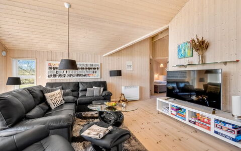 Haagen - 600M to the Fjord: Mueble, Diseño De Interiores, Piso, Madera, Suelo, Techo, Suelos De Madera, Silla, Mesa, Encendiendo