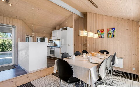 Haagen - 600M to the Fjord: Mueble, Diseño De Interiores, Piso, Madera, Suelo, Techo, Suelos De Madera, Silla, Mesa, Encendiendo