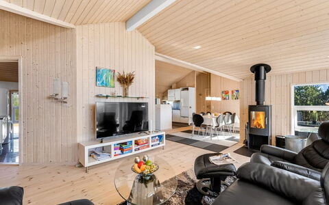 Haagen - 600M to the Fjord: Mueble, Diseño De Interiores, Piso, Madera, Suelo, Techo, Suelos De Madera, Silla, Mesa, Encendiendo