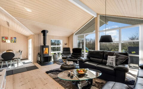Haagen - 600M to the Fjord: Mueble, Diseño De Interiores, Piso, Madera, Suelo, Techo, Suelos De Madera, Silla, Mesa, Encendiendo